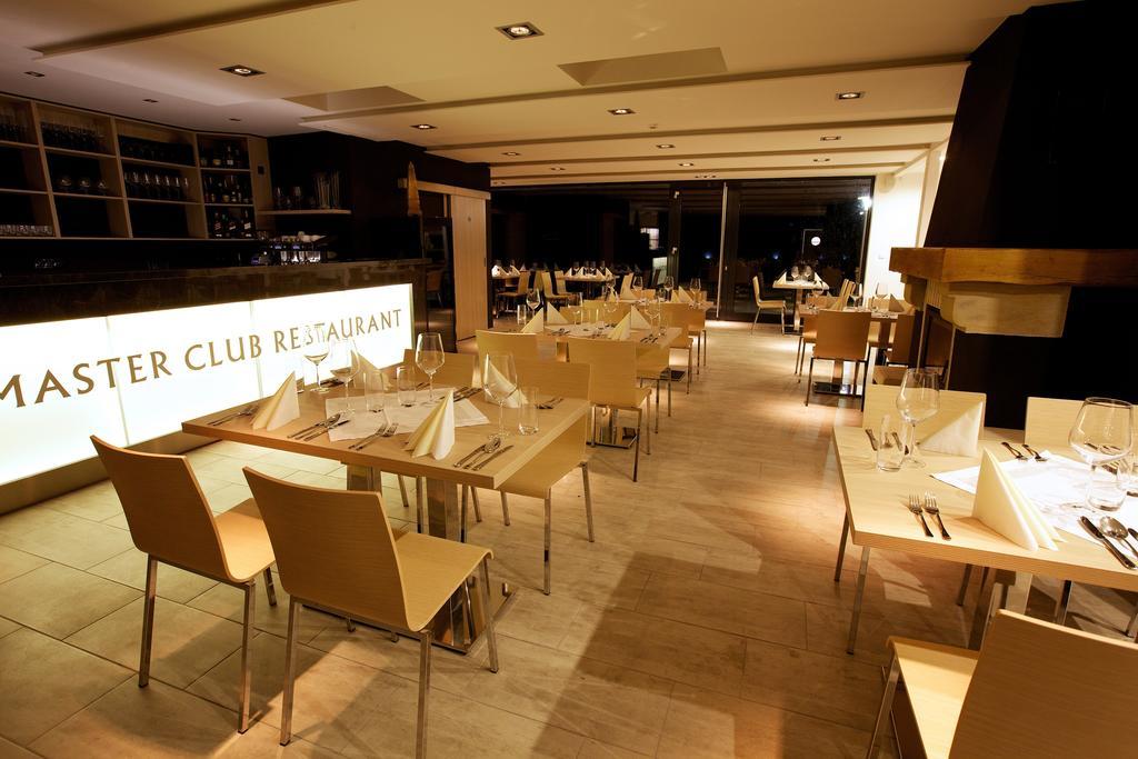 Master Horse Club - Svojetice Hotel Luaran gambar