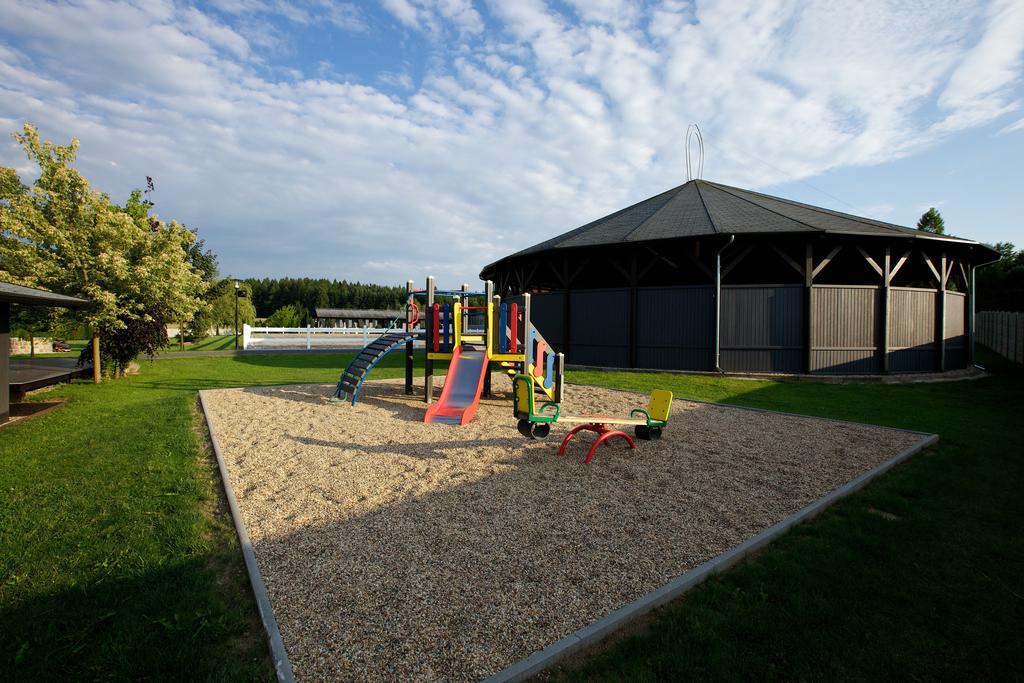 Master Horse Club - Svojetice Hotel Luaran gambar