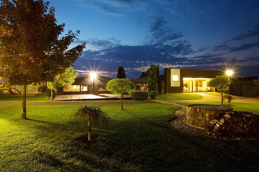 Master Horse Club - Svojetice Hotel Luaran gambar