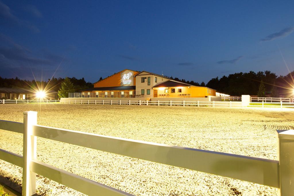 Master Horse Club - Svojetice Hotel Luaran gambar