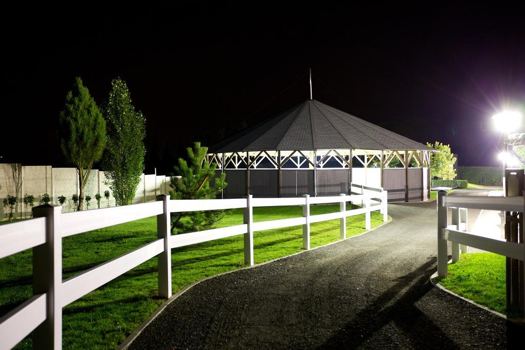 Master Horse Club - Svojetice Hotel Luaran gambar